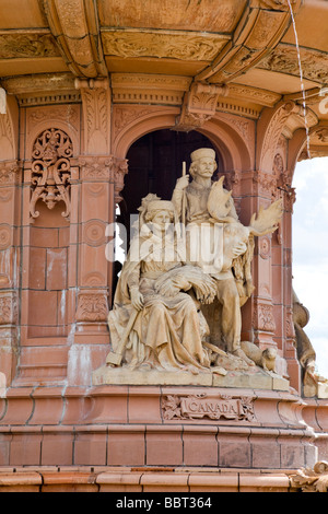 Eine Skulptur eines Paares, die aus dem Vereinigten Königreich nach Kanada ausgewandert; Teil des Brunnens Doulton auf Glasgow Green. Stockfoto