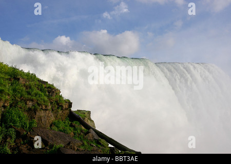 Edge of Niagara Falls Wasserfall in New York NY State Park USA USA niedriger Winkel Vorderansicht Nahaufnahme Landschaft außerhalb des Horizonts niemand horizontal hochauflösende Bilder Stockfoto