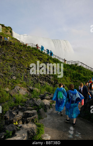 Niagarafälle Wasserfall mit Menschen im New York NY State Park USA USA von unten schöne Landschaft beeindruckende Fotografie vertikale Hochauflösung Stockfoto