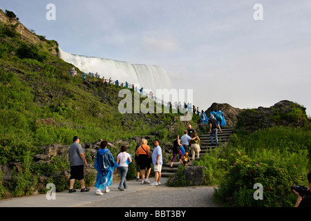 Der Wasserfall am Rande der Niagarafälle mit den Menschen im New York NY State Park USA ist ein niedriger Winkel von unter beeindruckender Hochauflösung Stockfoto