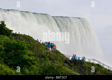 Am Rande der Niagarafälle Wasserfälle mit People New York NY State Park in den USA flache Front-Landschaft außerhalb des Horizonts beeindruckende Hochauflösung Stockfoto