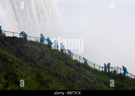 Niagarafälle Wasserfall mit Menschen im New York NY State Park USA USA aus einer flachen Landschaft außerhalb des Horizonts beeindruckende aktive Reise Hi-res Stockfoto