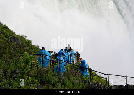 Niagarafälle Wasserfall mit Menschen im New York NY State Park USA wunderschöne Landschaft beeindruckende aktive Reisen aus niedrigen Winkel Hi-res Stockfoto