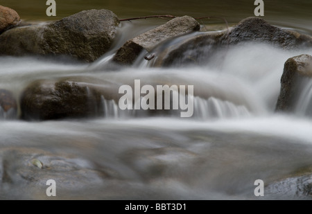 schönes weiches Wasser über die Felsen im stream Stockfoto