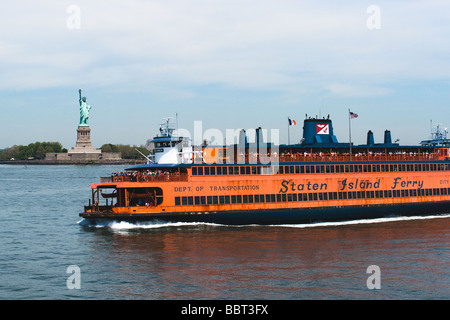 Die Staten Island Ferry gefüllt mit Touristen und Passagiere vorbei an der Statue Of Liberty auf dem Hudson River in New York. Stockfoto