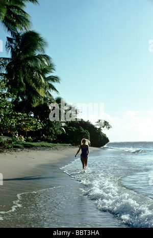 Frau zu Fuß in Brandung am Strand von Viti Levu, Fidschi Stockfoto