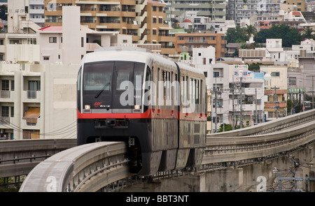 YUI Schiene Monorail Zug kommt an der Miebashi Station Naha Okinawa Japan Stockfoto