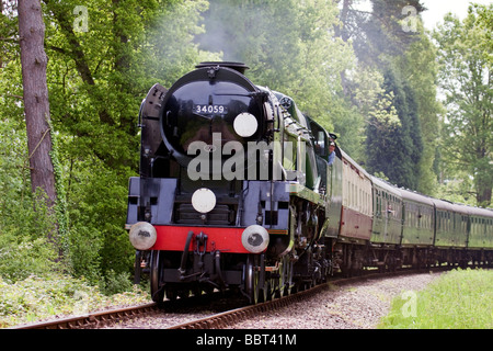 Bulleid Licht Pazifik Nr. 34059 Dampflokomotive in der Nähe von Kingscote Station umgebaut Stockfoto