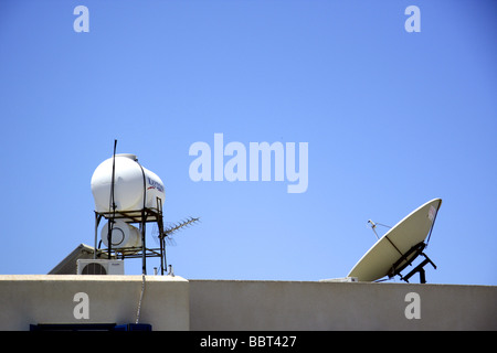 Solar-Warmwasser-Tank in einer Villa in der Nähe von Paphos in Zypern Stockfoto