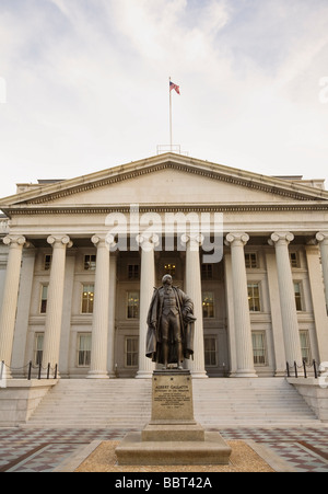 Statue von Albert Gallatin vor der uns Department of Treasury Building, Washington DC, USA Stockfoto