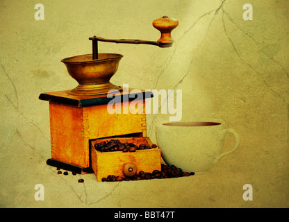 Antike Kaffeemühle mit Kaffeebohnen eine Tasse heißen schwarzen Kaffee im Grunge-Stil Stockfoto