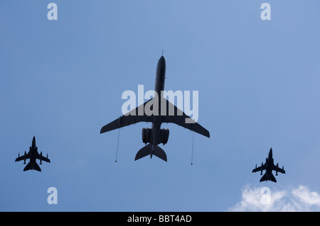 Vickers VC10 und zwei Panavia Tornados Stockfoto