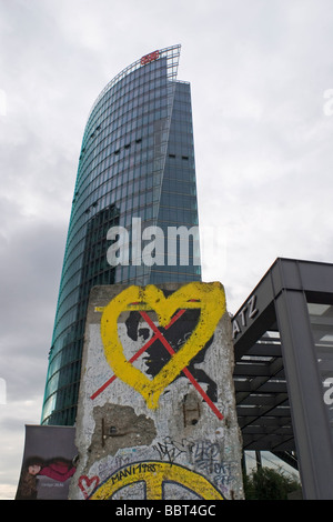 Graffiti auf Abschnitt der Mauer und DB-Turm in Potsdamer Platz, Berlin Stockfoto