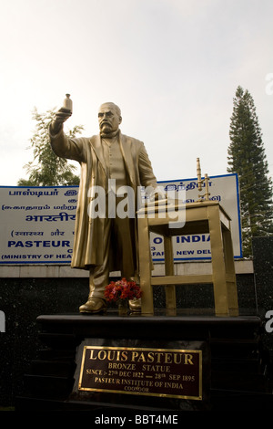 Die Statue von Louis Pasteur am Pasteur Institute of India in Coonoor. Pasteur (1822-1895) entdeckte Pasteurisierung. Stockfoto