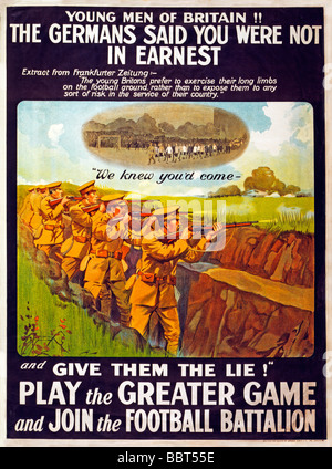 Spielen Sie die größeren Spiel 1915 recruiting Poster mit deutschen Propaganda Appell an britische Fußballer und Fans Stockfoto