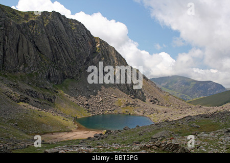 Clogwyn Du'r Arddu, an der Nordflanke des Snowdon mit Lyn Du'r Arddu, Wales, UK Stockfoto