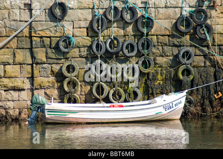 Ein kleines Boot vor Anker im Hafen von Mullaghmore, County Sligo, Irland Stockfoto