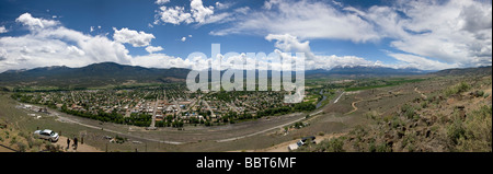 Panorama-Blick von der kleinen Stadt von Salida Arkansas River Tal Chaffee County Colorado USA übernommen von der Spitze der Tenderfoot Mnt Stockfoto