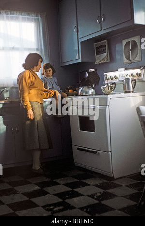 Mutter und Kleinkind Tochter in intelligente neue Küche, Kanada 1955 Stockfoto