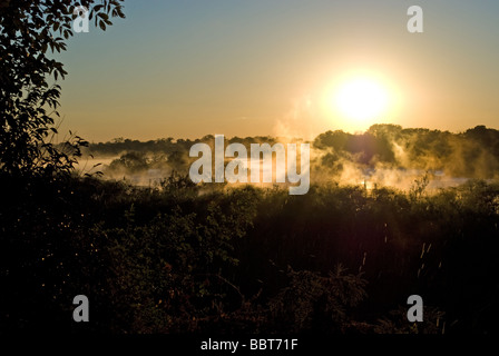 Sonnenaufgang am Popa Fälle auf dem Kavango River in der östlichen Caprivi, Namibia. Stockfoto