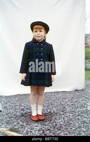 Fünf Jahre alten Mädchen posiert in ihrer maßgeschneiderten Tartan Mantel und Hut im Jahr 1958 Stockfoto