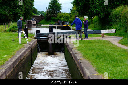 Die Besatzung von einem Lastkahn Aushandeln eines der Tore am Tyrley werden auf der Shropshire-Union-Kanal gesperrt Stockfoto