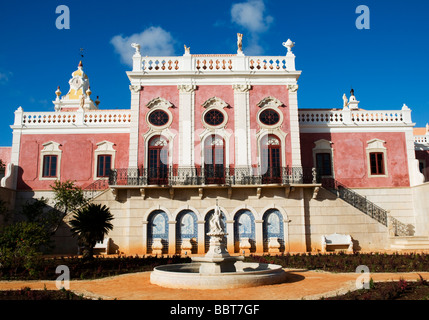 Das Exterieur des restaurierten Estoi Palace, in der Algarve, Portugal. Das Gebäude ist heute ein Hotel der gehobenen Kategorie, die Pousada de Estoi Stockfoto