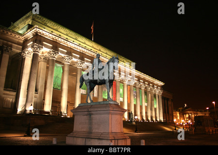 Liverpools St.-Georgs Halle mit Flutlicht bei Nacht, Liverpool, Merseyside, Großbritannien Stockfoto