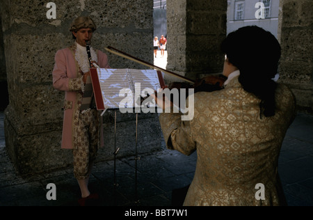 Zwei Musiker, ein Geiger und ein Klarinettist durchführen in traditioneller Kleidung während der Salzburger Festspiele, Salzburg, Österreich Stockfoto