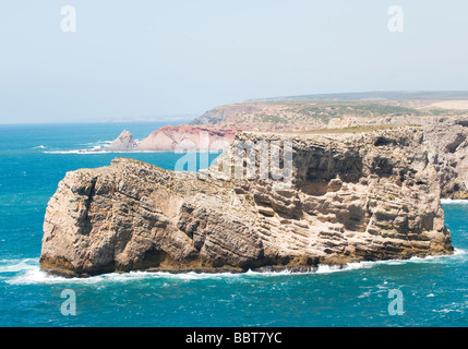 Windigen Westküste der Algarve, geprägt von steilen Felsen Stockfoto