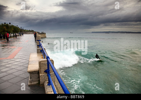 Surf En la Playa del Sardinero Santander Kantabrien España Surfen in El Sardinero Strand Santander Kantabrien Spanien Stockfoto