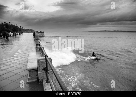 Surf En la Playa del Sardinero Santander Kantabrien España Surfen in El Sardinero Strand Santander Kantabrien Spanien Stockfoto