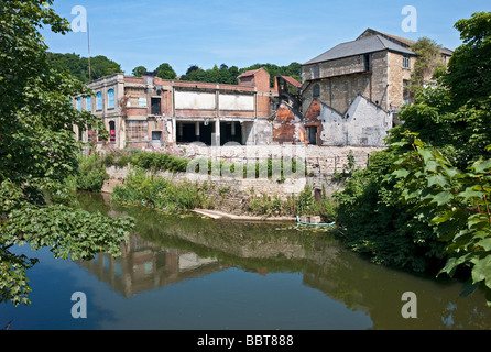 Trockenlegung und Sanierung am Flussufer Grundstück im Zentrum von Bradford on Avon UK Stockfoto