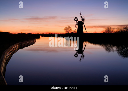 Ein Sonnenuntergang Blick auf Turf Moor Entwässerung Mühle am Ufer des Flusses Ant wie Hill, Norfolk. Stockfoto