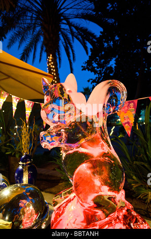 Dubai-Eis-Skulptur am Kindergeburtstag im Habtoor Grand Stockfoto