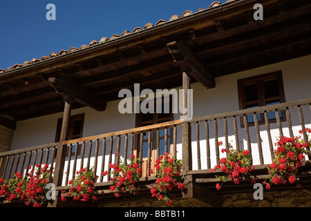 Balkon mit Blumen von einem ländlichen Haus im Dorf von Mogrovejo Shire von Liebana Picos de Europa Kantabrien Spanien Stockfoto