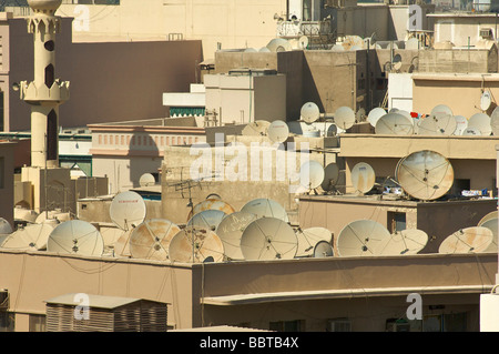 Dubai auf dem Dach mit Satelite Gerichte Stockfoto