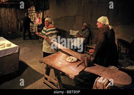 Baker, Darstellung des alten Handwerks, Monterosso Almo, Sizilien, Italien Stockfoto