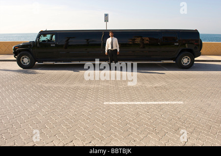 Dubai der Fahrer eines gestreckten Hummer Stockfoto