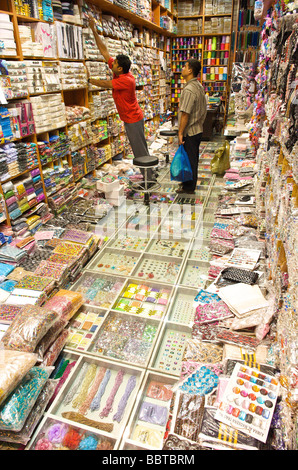 Dubai-Shop in der alten arabischen Souk Verkauf Nähen Materialien Stockfoto