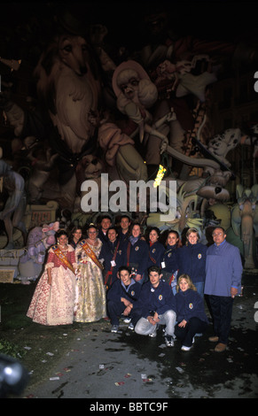 Eine Gruppe posieren vor Ninots Valencia haben sie für die Las Fallas am St.-Josephs-Day gearbeitet Stockfoto