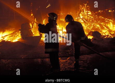 Valencia-Feuerwehrleute das Feuer bei der Verbrennung der Ninos der Las Fallas Steuerung Stockfoto