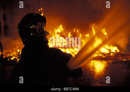 Valencia-Feuerwehrleute das Feuer bei der Verbrennung der Ninos der Las Fallas Steuerung Stockfoto