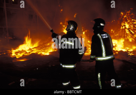 Valencia-Feuerwehrleute das Feuer bei der Verbrennung der Ninos der Las Fallas Steuerung Stockfoto