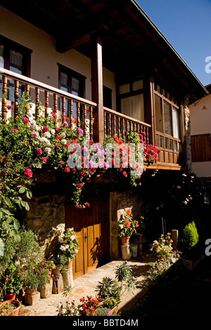 Balkon mit Blumen von einem ländlichen Haus im Dorf von Mogrovejo Shire von Liebana Picos de Europa Kantabrien Spanien Stockfoto