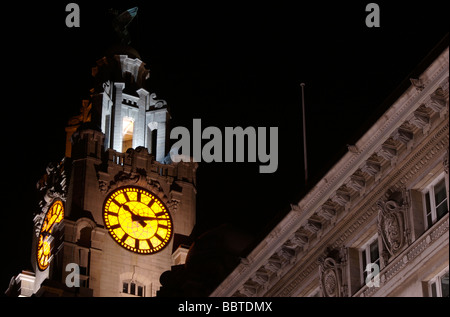 Royal Liver Building in der Nacht - Nahaufnahme von Leber Gebäude Uhr und Details, Liverpool Pier Head, England Stockfoto