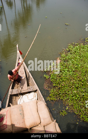 Arbeitnehmer, die Transport von Reis im Vembanad See, Kerala backwaters Stockfoto