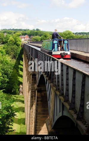 Kahn über Pontcysyllte Aquädukt am Llangollen Kanal Reisen Stockfoto