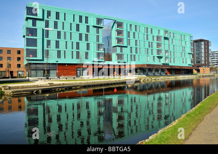 Die Regents Kanalmeile endet entlang der Wasserwege mit grünen Gebäuden der Queen Mary University of London entlang der Wasserstraße East London England Stockfoto