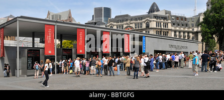 Besucher Queing an Tower von London Kassen Stockfoto